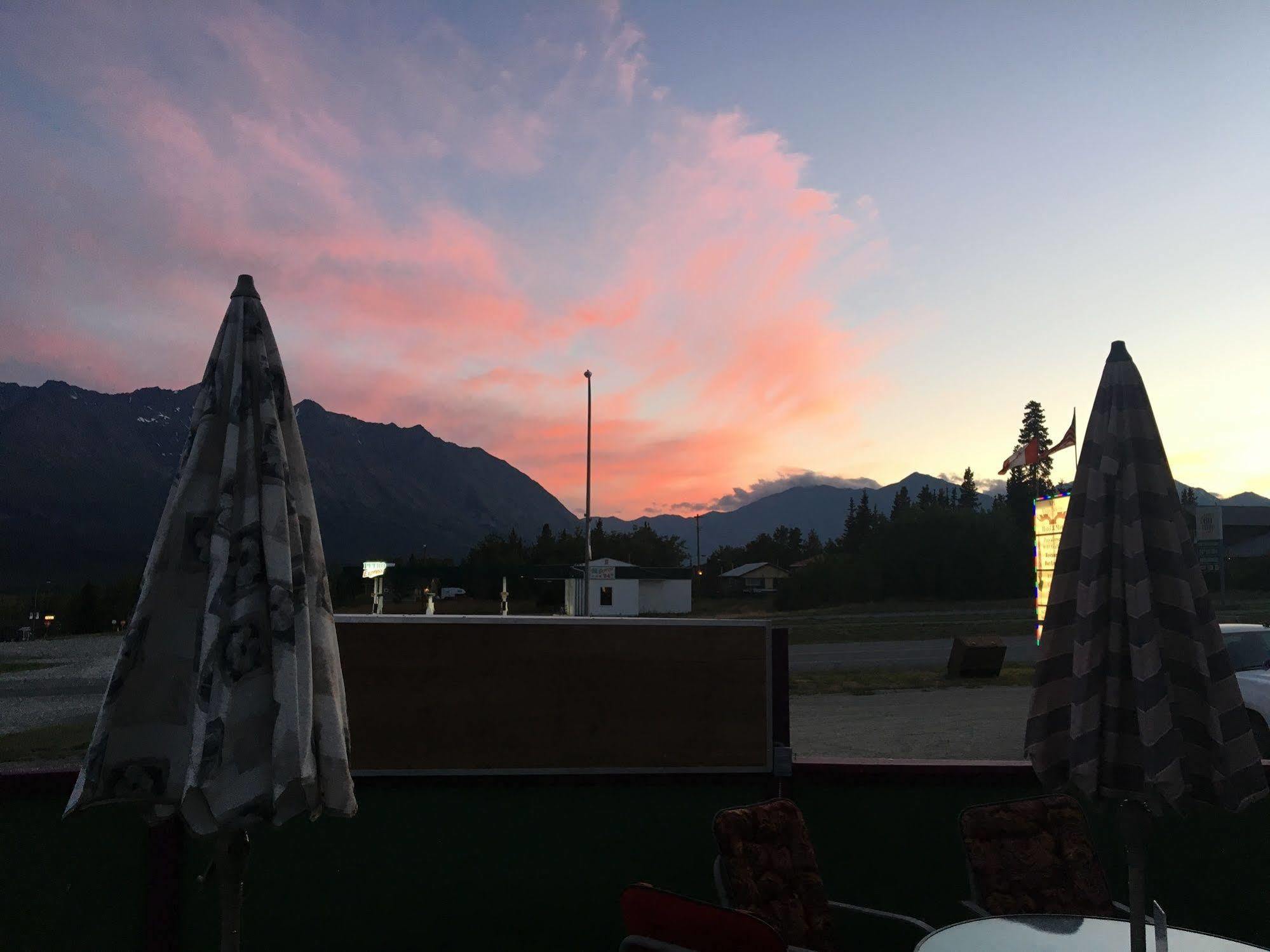 Kluane Park Inn ヘーンズ・ジャンクション エクステリア 写真